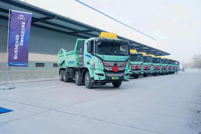 助力成都城市建设,首批21台宇通纯电自卸车交付使用 1.png