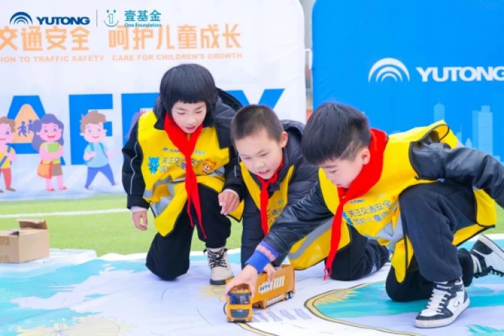 捐赠超1500万元 ,2023宇通壹基金儿童交通安全公益行首站走进海安 5.jpg