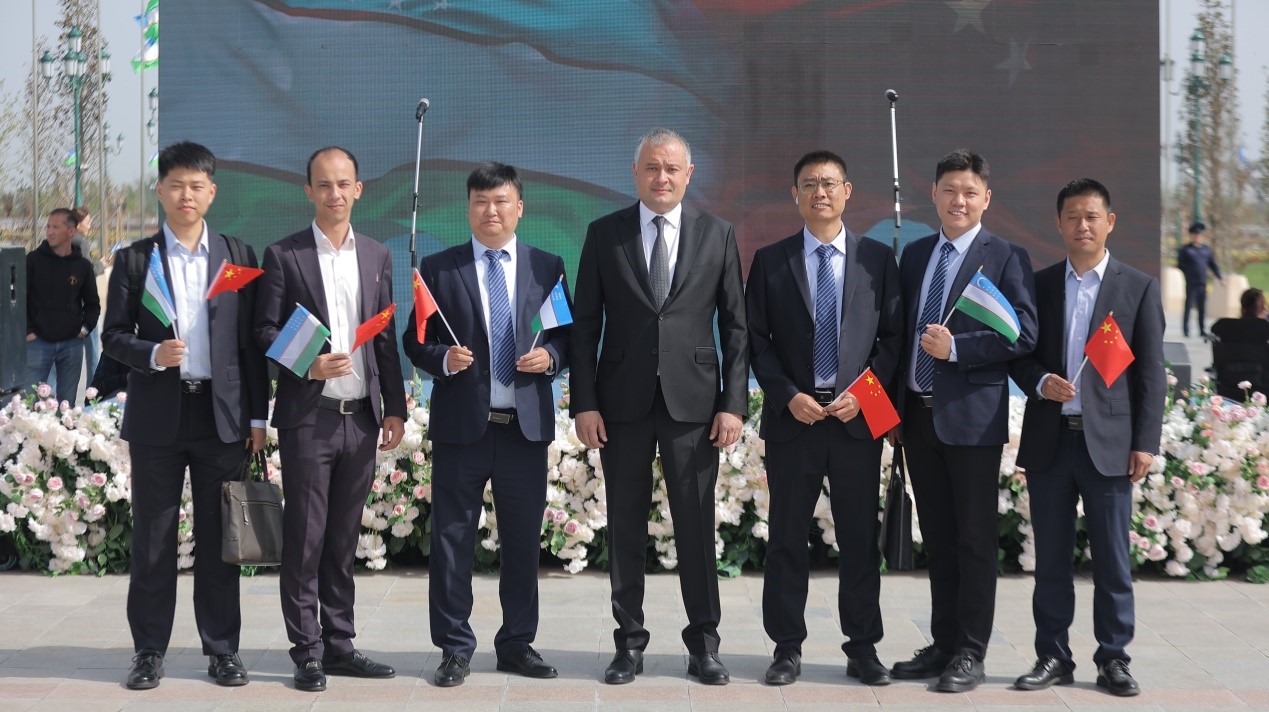 塔什干市长点赞!宇通出口乌兹别克斯坦800辆客车首批正式交付 4.jpg
