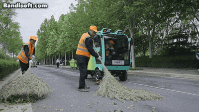 机械VS人力,宇通环卫小型环卫设备挑战传统人工作业 8.gif