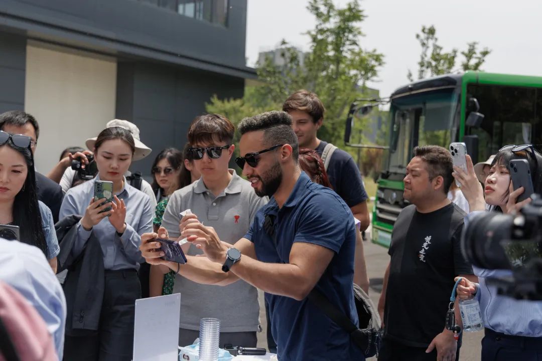 中外网红打卡宇通,沉浸式感受中国智造! 5.jpg