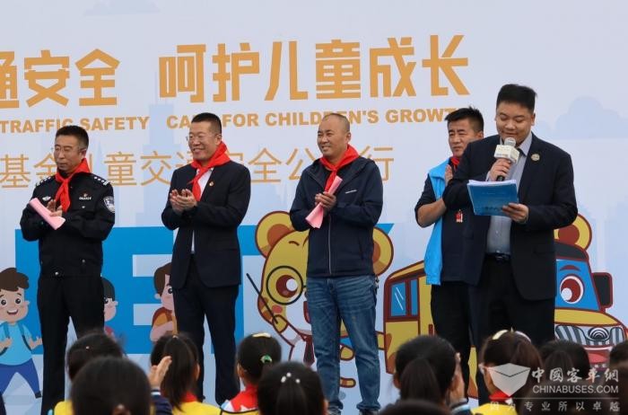 携手壹基金 宇通连续五年开展儿童交通安全公益行 携手壹基金 宇通连续五年开展儿童交通安全公益行