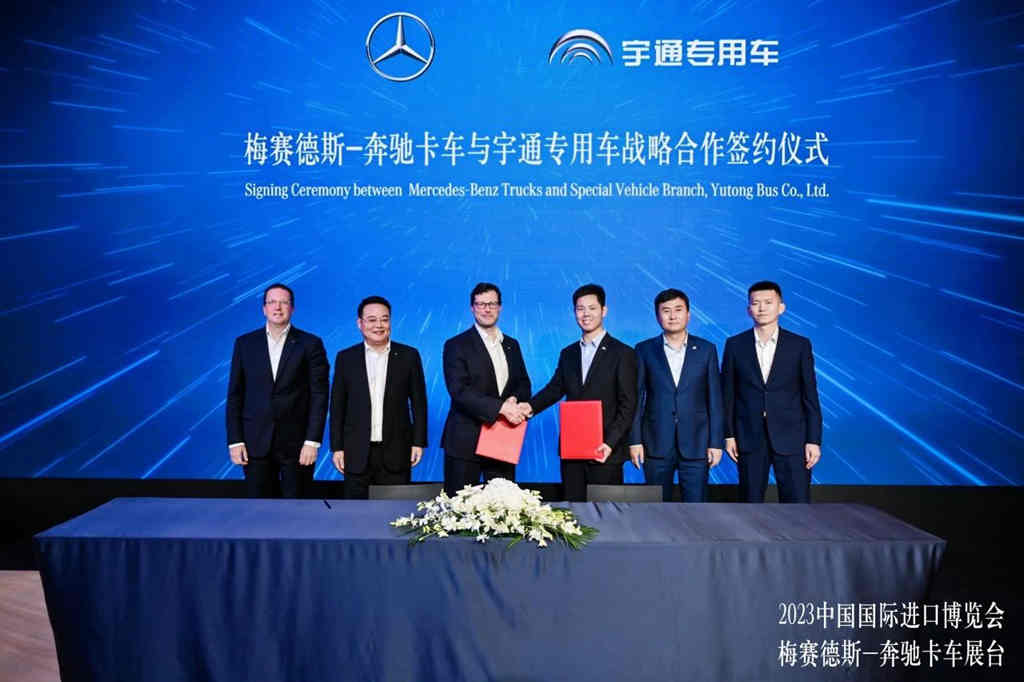 闪耀进博，宇通房车与奔驰卡车签署战略合作协议！