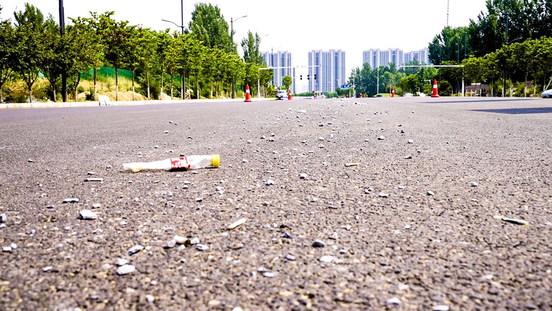 环卫界的“飞人”|看宇通环卫纯电动超车道高速扫路车玩转极限挑战！