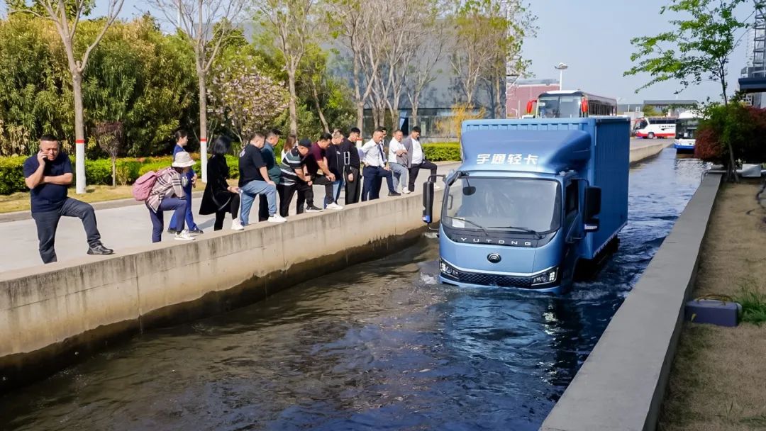 济南物促会组团“打卡”宇通轻卡！