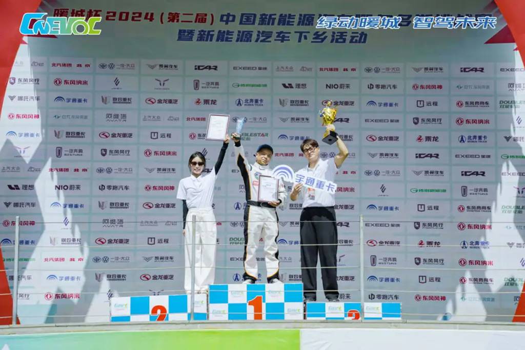 实力见证丨闪耀鄂尔多斯,宇通重卡勇夺两项重磅大奖! 实力见证丨闪耀鄂尔多斯,宇通重卡勇夺两项重磅大奖!