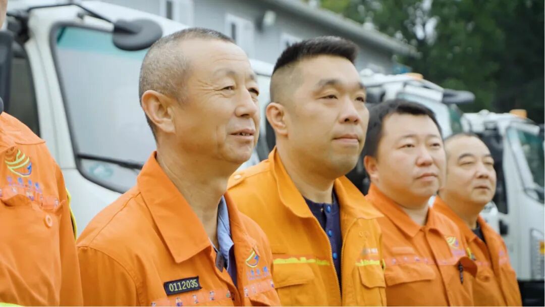 看见TA的名字，致敬不凡坚守！宇通环卫祝所有环卫工人节日快乐！