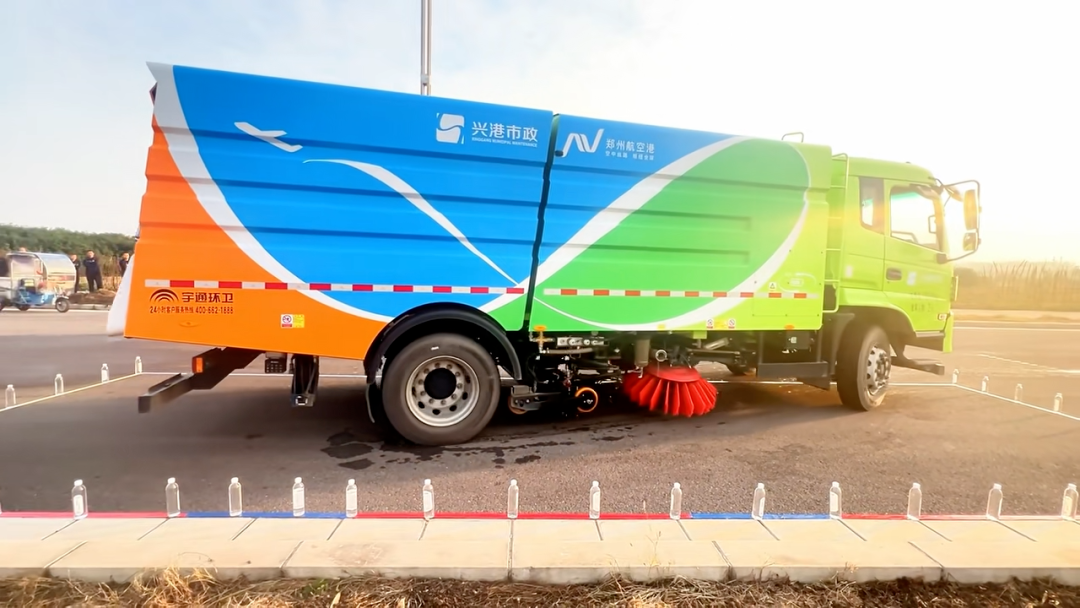 看见TA的名字，致敬不凡坚守！宇通环卫祝所有环卫工人节日快乐！