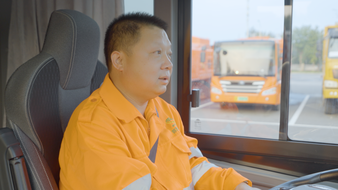 看见TA的名字，致敬不凡坚守！宇通环卫祝所有环卫工人节日快乐！