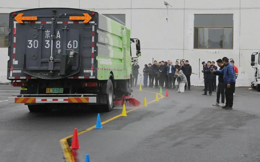 看见TA的名字，致敬不凡坚守！宇通环卫祝所有环卫工人节日快乐！