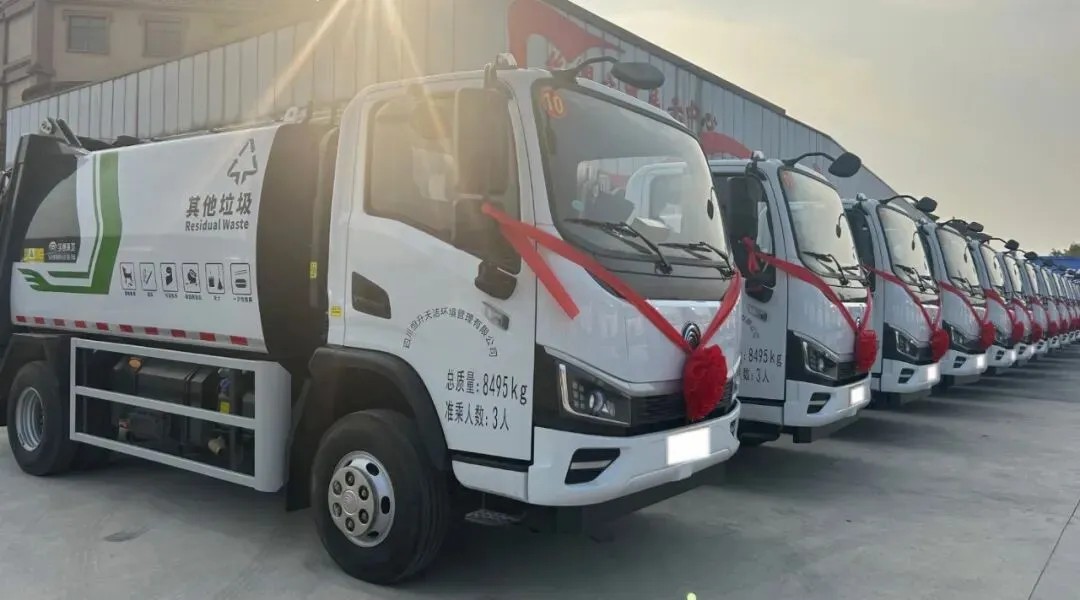 宇通重工旗下宇通环卫8吨压缩式垃圾车批量交付河池！