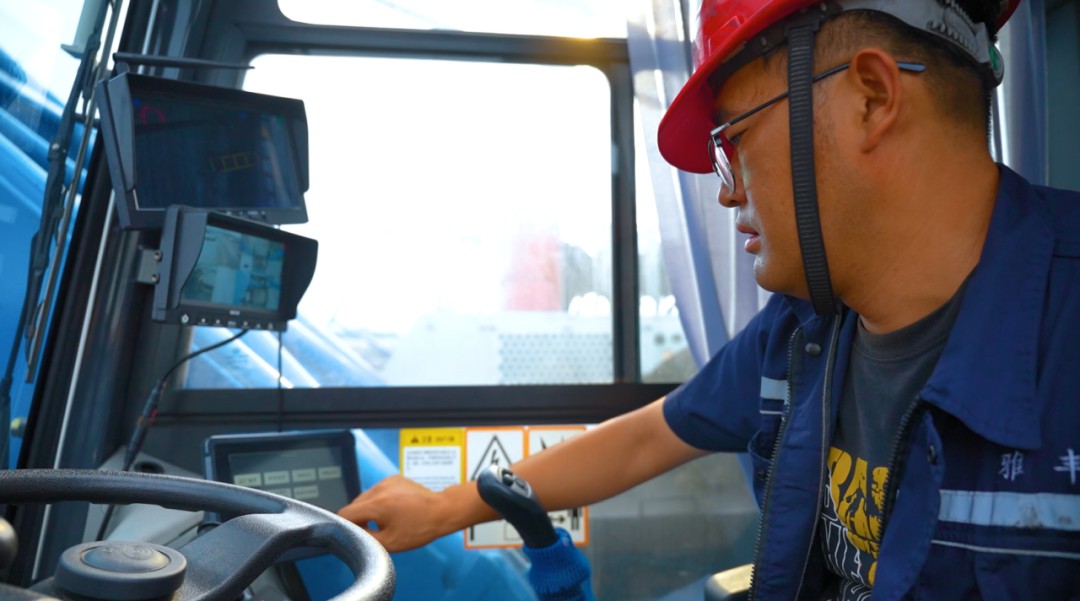 宇通纯电动港口轮胎起重机：以硬核三电技术，护航港口绿色高效作业