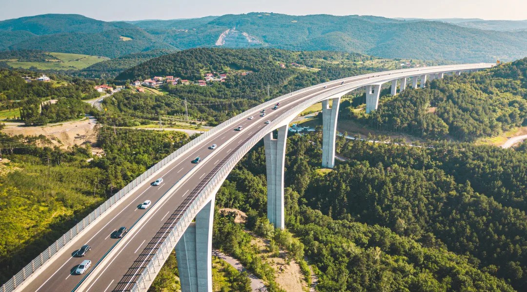 宇通纯电动高速扫路车批量交付天津,助力绿色养护升级! 宇通纯电动高速扫路车批量交付天津,助力绿色养护升级!