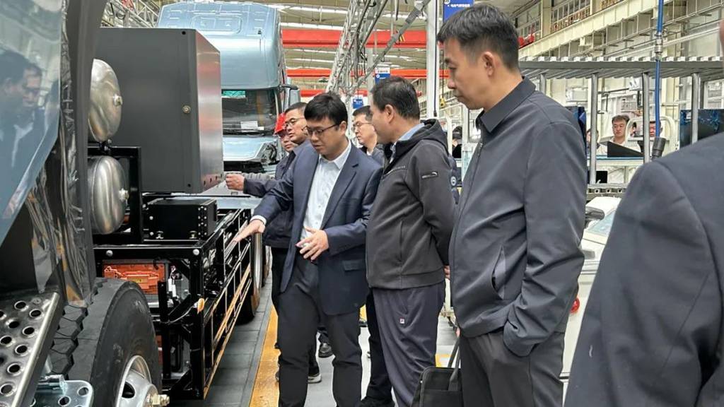 哈密市考察团莅临宇通重卡，共绘氢能零碳物流蓝图