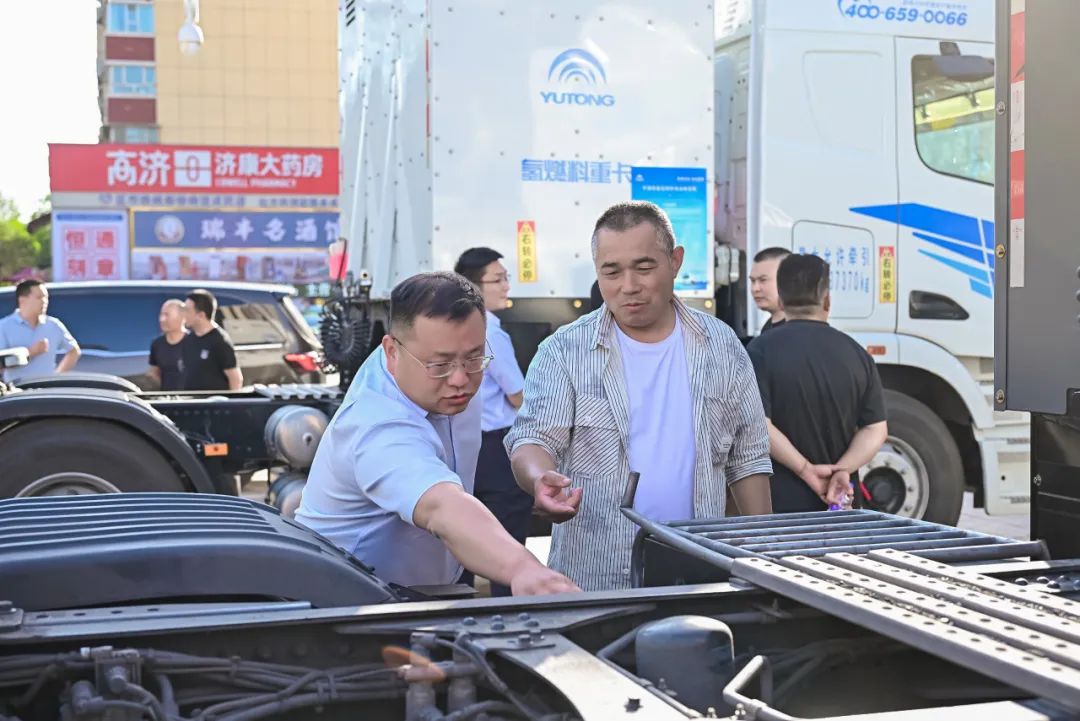 跑赢每一度丨从乌市到新乡，宇通重卡唱响新品上市“双城记”