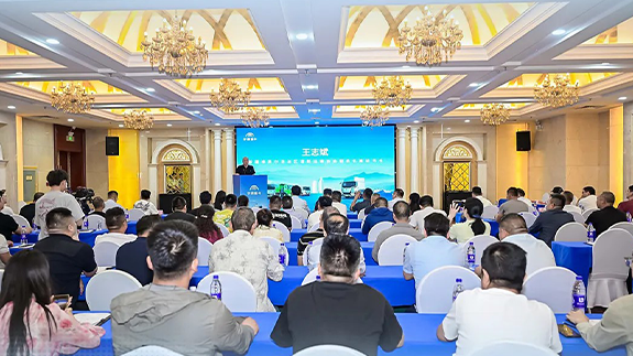跑赢每一度丨从乌市到新乡，宇通重卡唱响新品上市“双城记”