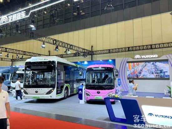 “绿”动中原！宇通F10、宇萌E6S 2.0组团亮相郑州新能源车展