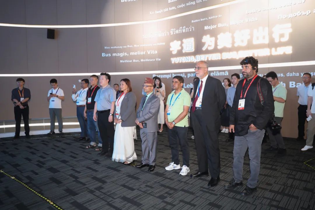 上合组织媒体智库峰会代表团走进宇通，感受“中国智造”活力