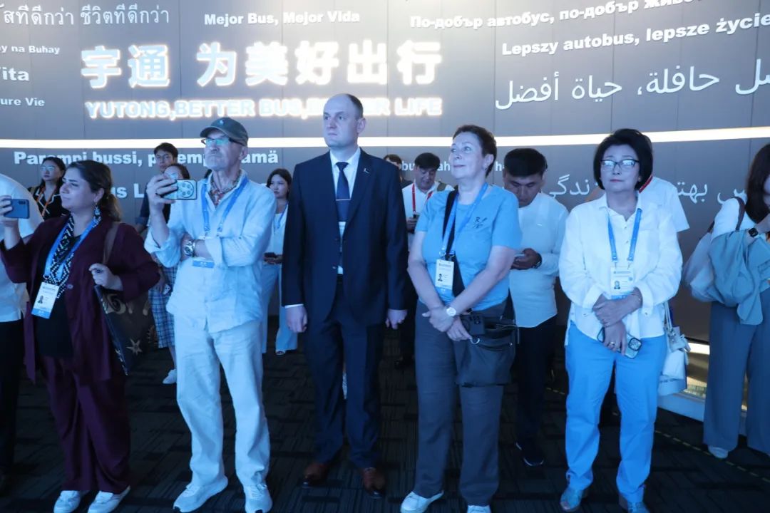 上合组织媒体智库峰会代表团走进宇通，感受“中国智造”活力