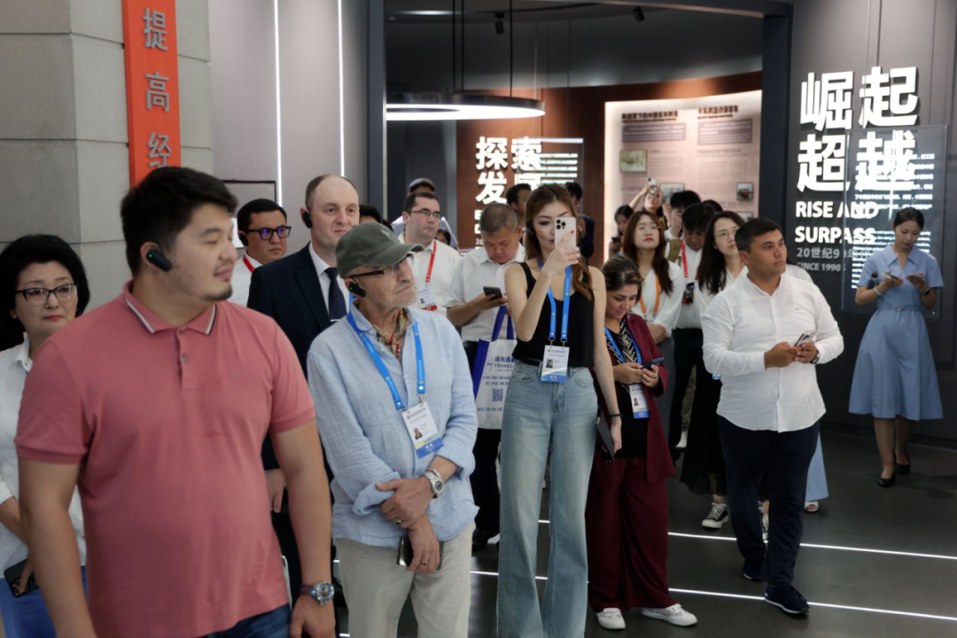 上合组织媒体智库峰会代表团走进宇通，感受“中国智造”活力