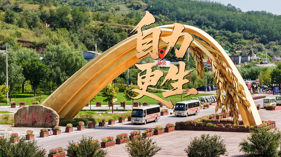 宝塔山下忆峥嵘，精神灯塔照新程！宇通T7十年砥砺，循光荣足迹，敬伟大时代！