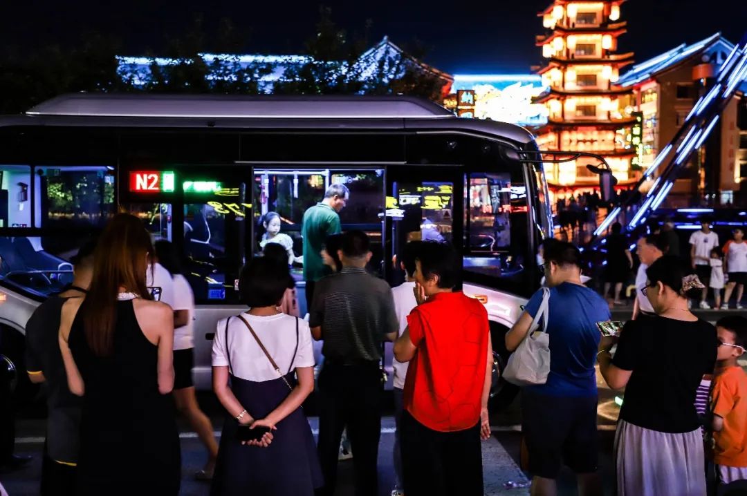 央视点赞夜巴士！宇通点亮烟火琅琊