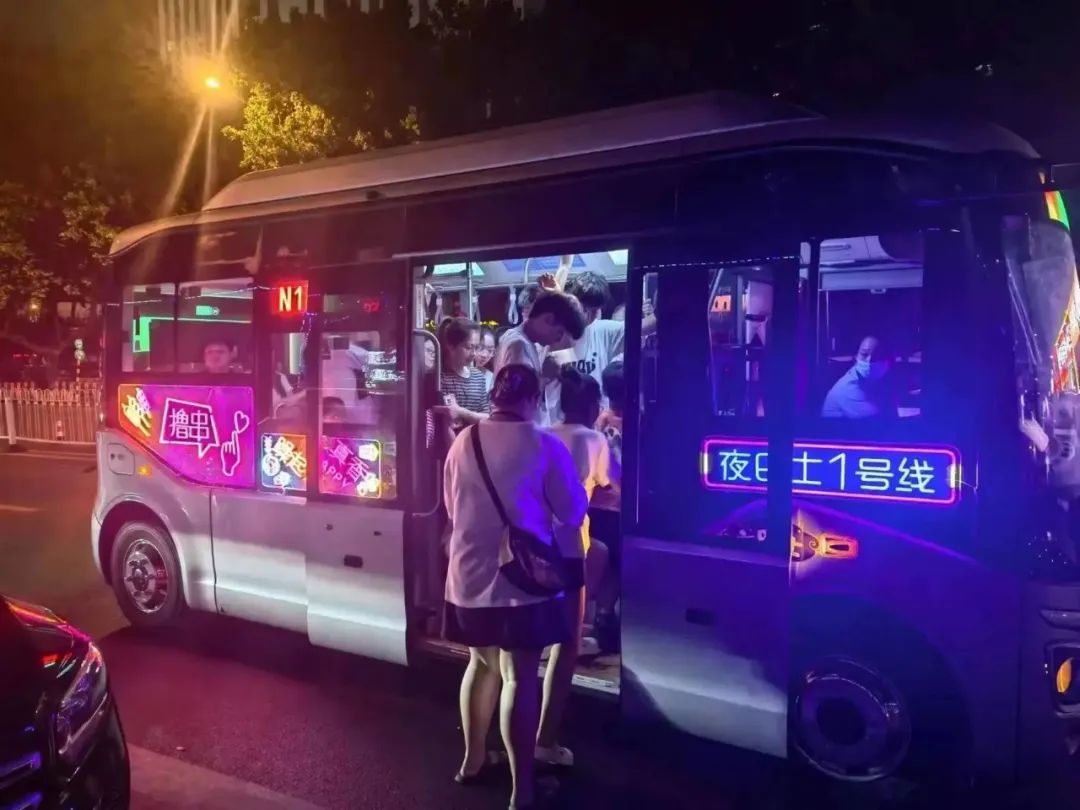 央视点赞夜巴士！宇通点亮烟火琅琊