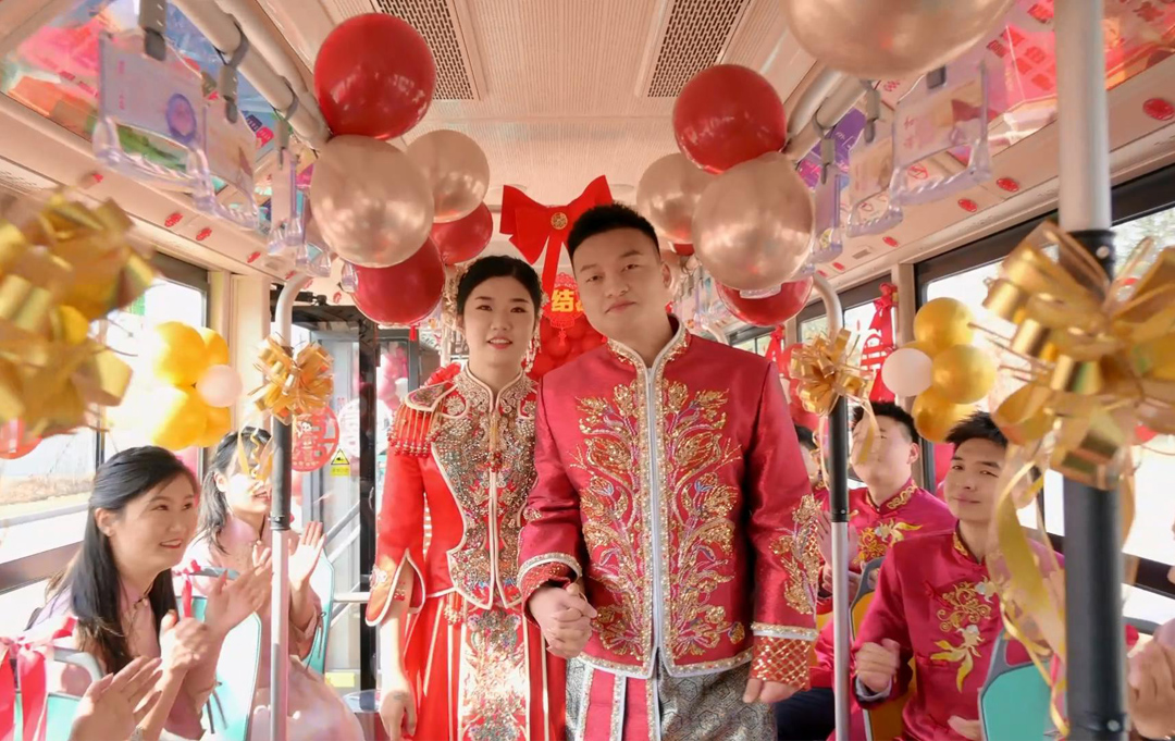 各地“花样公交”点亮绿色出行新风尚！