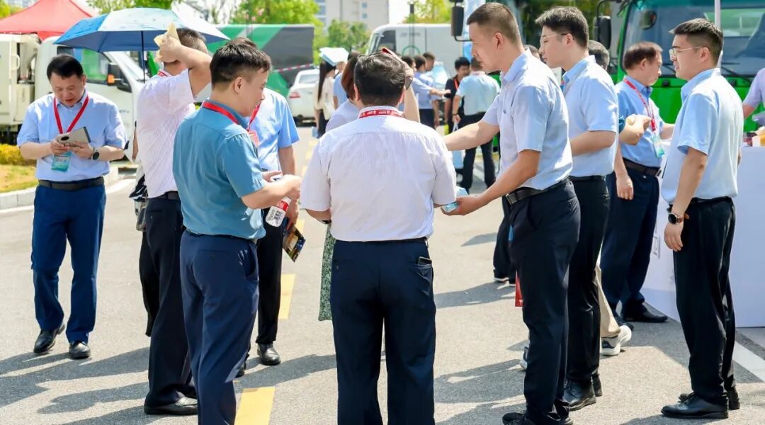 智驱环卫,绿满华东!宇通环卫携新能源装备与智慧解决方案亮相抚州! 图片