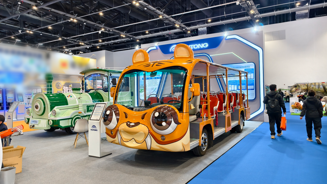 宇通锂电观光列车和剑齿虎观光车亮相北京，以定制化方案赋能景区升级