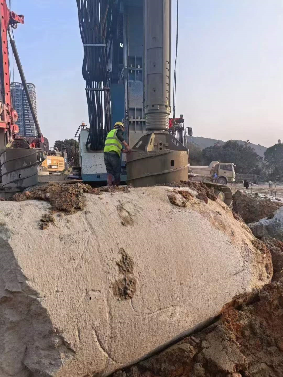 6个月狂干2800小时！宇通电动旋挖钻机助力深圳地铁项目建设