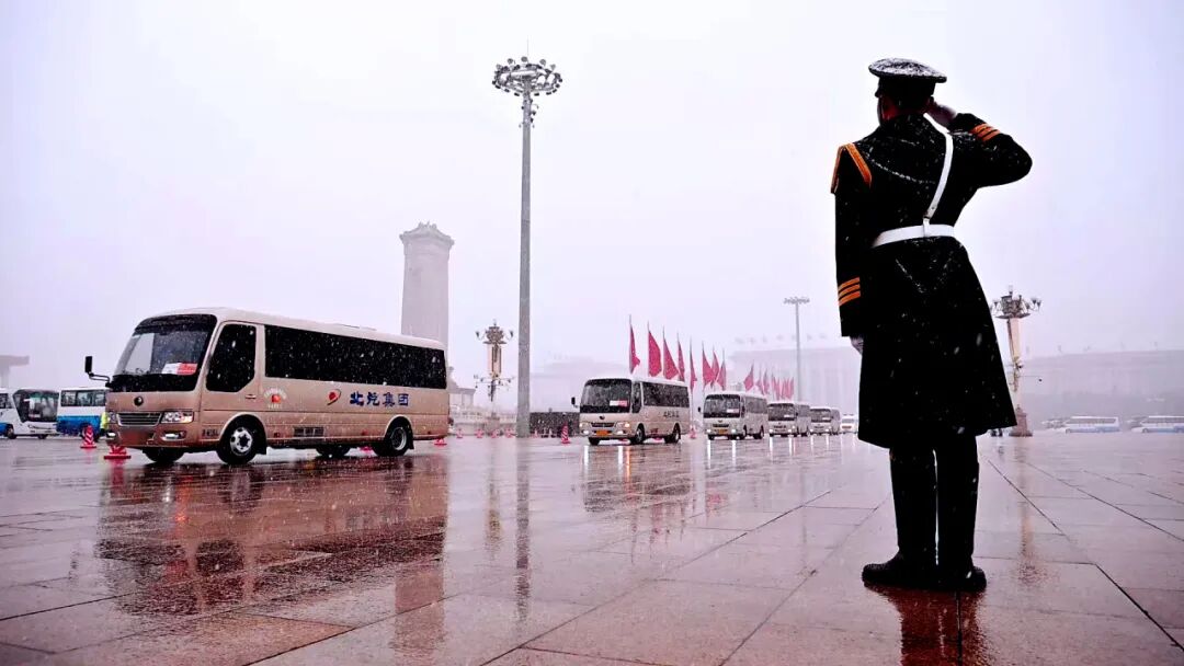 奏响“十五五”开局强音!宇通连续22年主力服务全国两会 图片