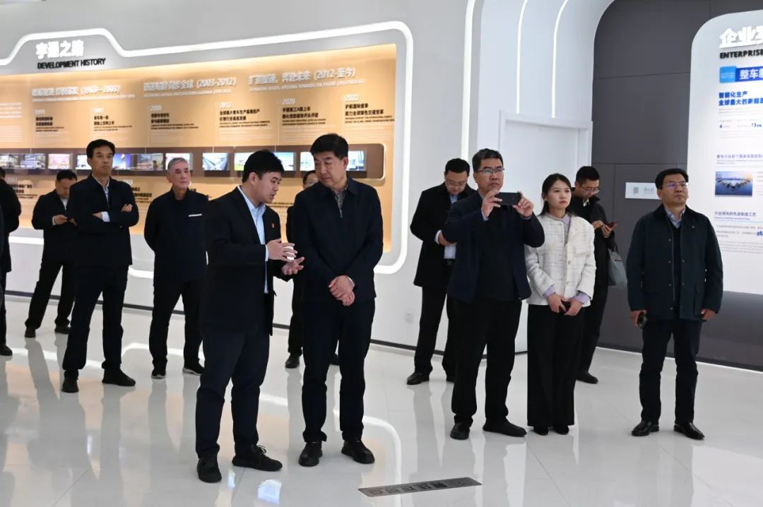 实力见证 | 嘉峪关市领导莅临宇通重卡调研，共筑绿色运输美好未来