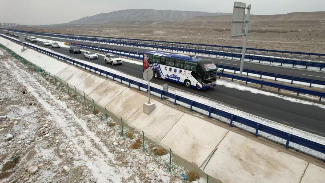 乌尉高速全线通车,宇通担当首发车辆见证历史时刻! 图片