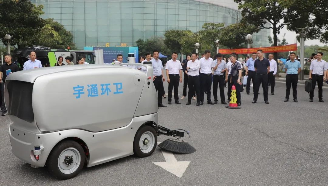 “城市美容师”比拼“车过路净”背后的功夫