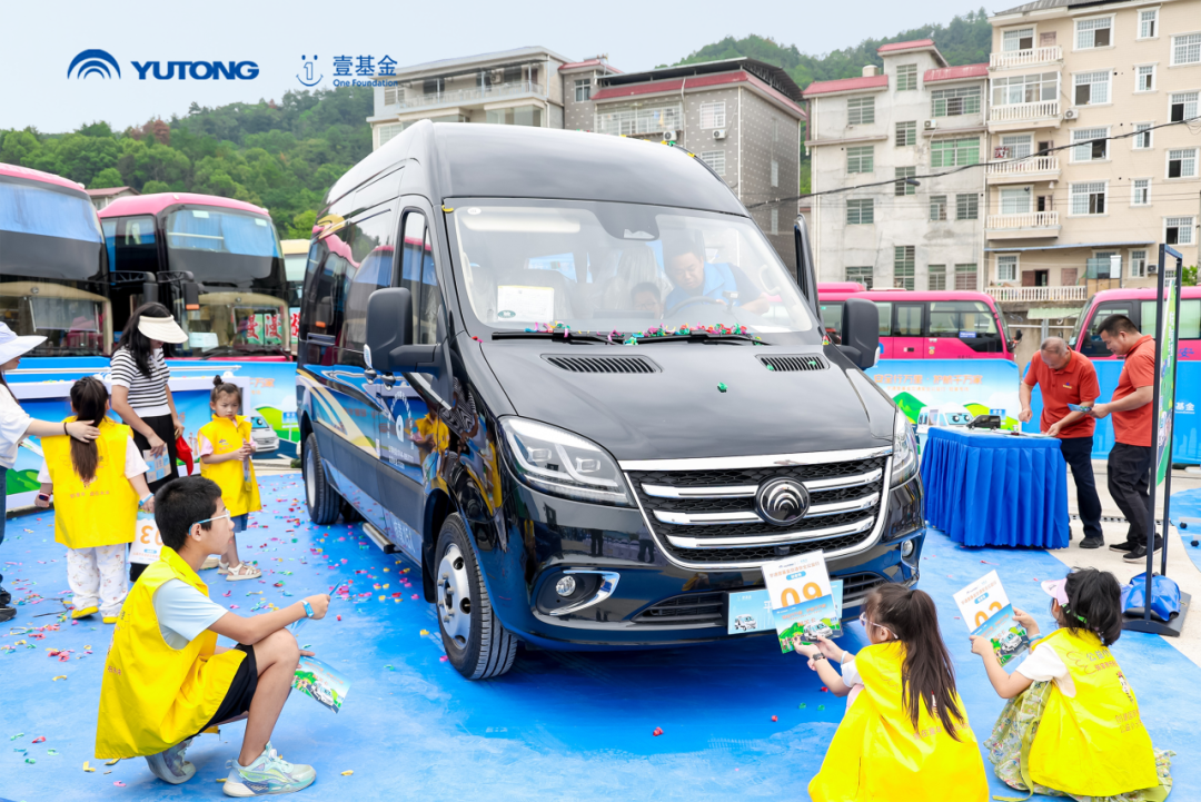 宇通客车——2025宇通&壹基金交通安全公益行·轻客专场首站启航 图片