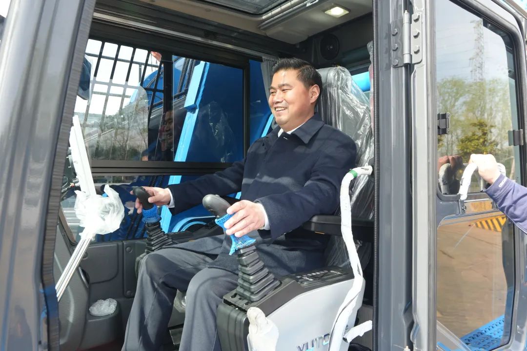 共启绿色新篇章!中铁大桥局批量采购宇通电动旋挖钻交车仪式正式举行 共启绿色新篇章!中铁大桥局批量采购宇通电动旋挖钻交车仪式正式举行