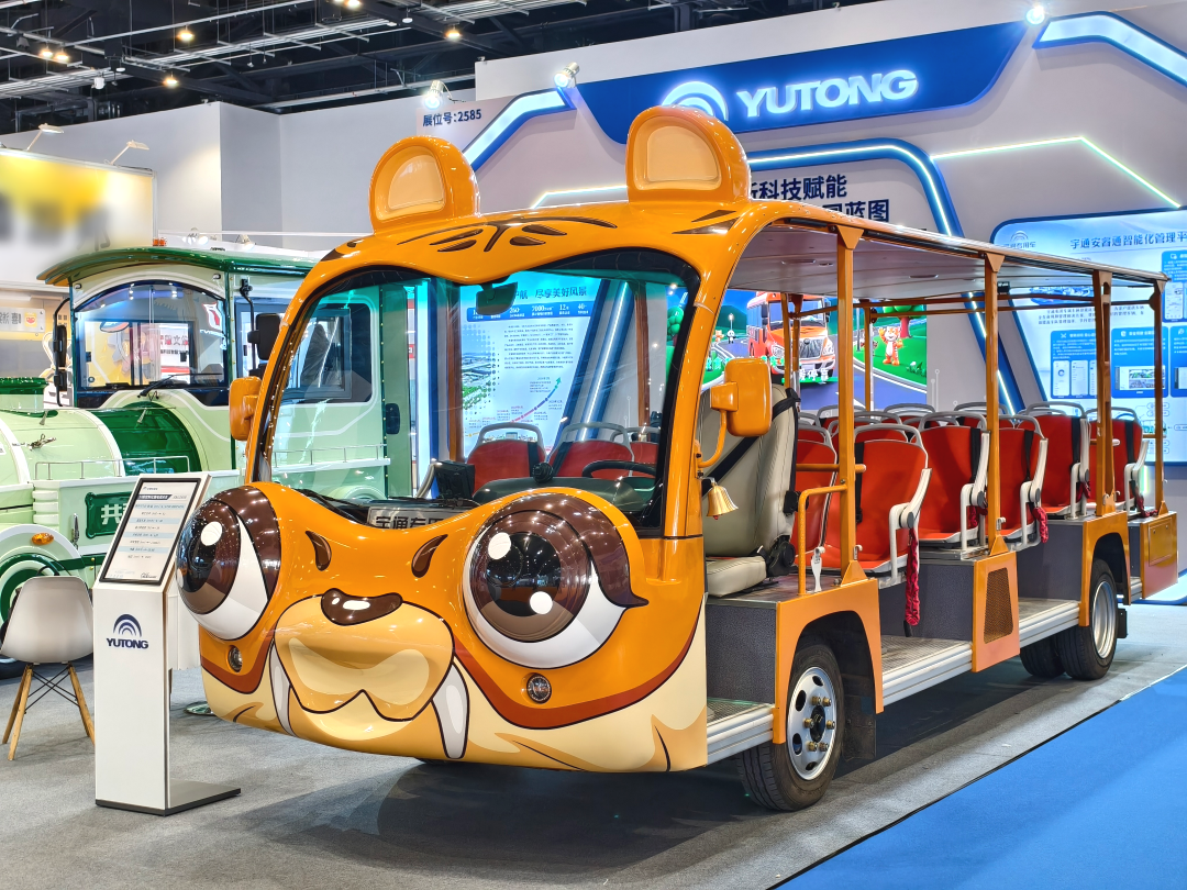 宇通锂电观光列车和剑齿虎观光车亮相北京，以定制化方案赋能景区升级