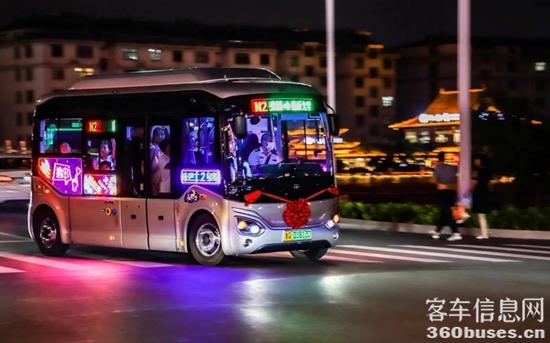 1695868018992968.jpg 宇通:各地“花样公交”点亮绿色出行新风尚!
