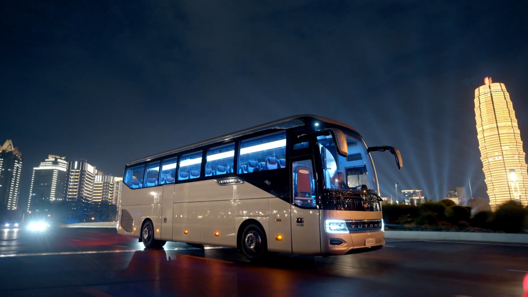 奏响“十五五”开局强音!宇通连续22年主力服务全国两会 图片