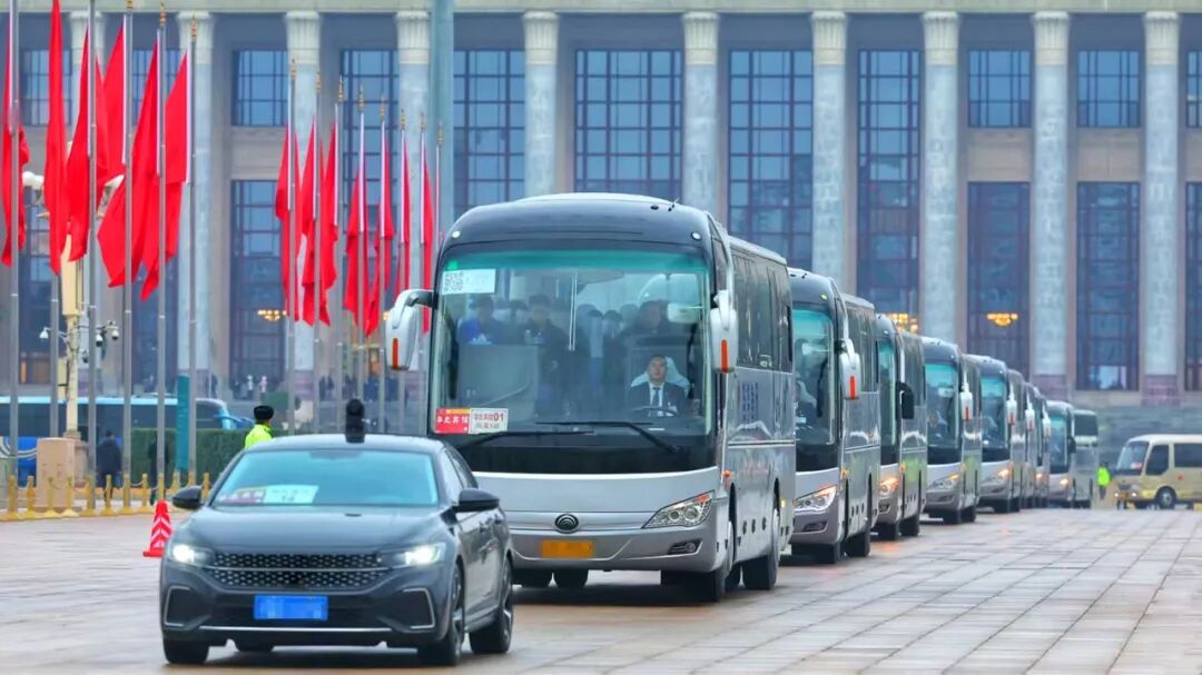 奏响“十五五”开局强音!宇通连续22年主力服务全国两会 图片