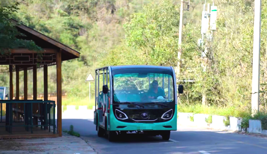 宇通锂电观光列车和剑齿虎观光车亮相北京，以定制化方案赋能景区升级