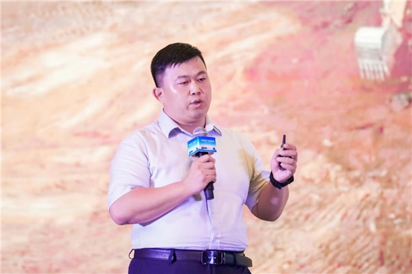 现场集中签约、批量交付50台！宇通重卡全系新品西安上市
