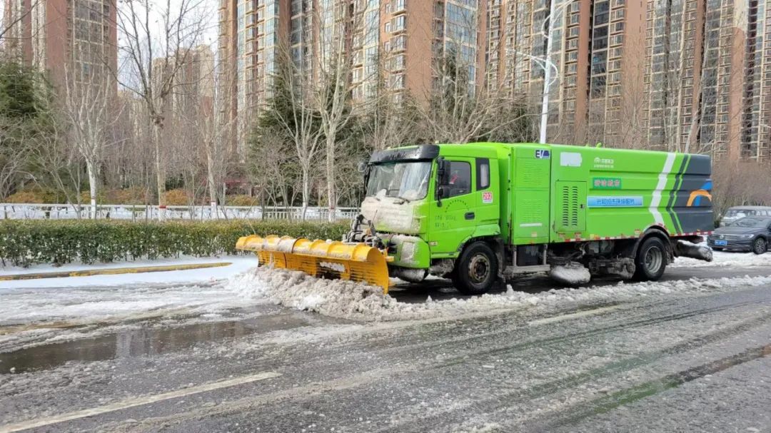 全军出击！宇通环卫以雪为令齐奋战，破冰除雪保畅通
