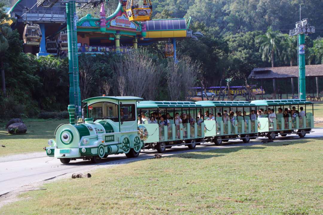宇通锂电观光列车和剑齿虎观光车亮相北京，以定制化方案赋能景区升级