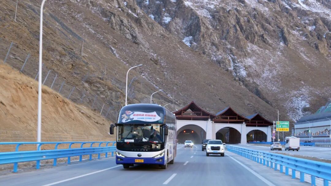 乌尉高速全线通车,宇通担当首发车辆见证历史时刻! 图片