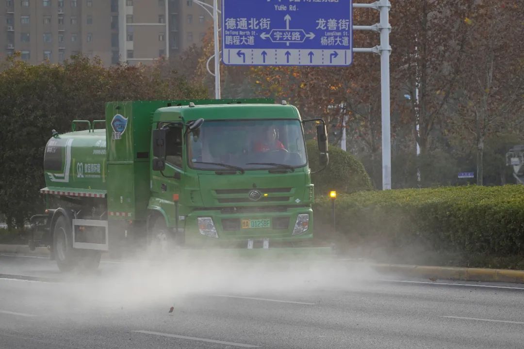 首批10台氢能源环卫车在郑州市经开区“上岗”环卫工作正式迈入氢能源时代