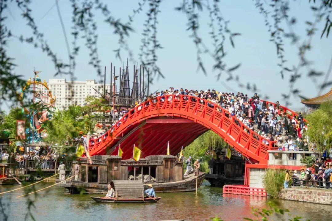 宇通上新季丨大运力超能巴士助力旅游经济一路“繁花”