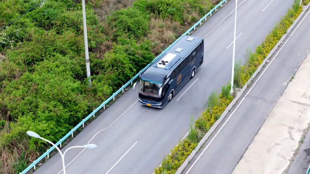 以高端化破局:贵州欢乐假期携手宇通C12L领跑旅游新蓝海 图片