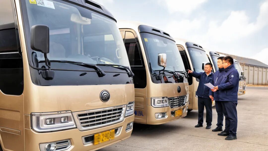 奏响“十五五”开局强音!宇通连续22年主力服务全国两会 图片